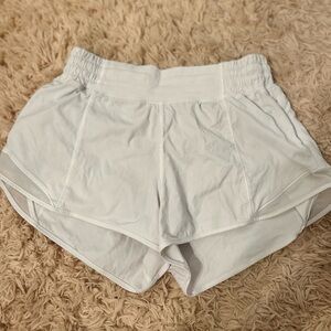 Lululemon Hotty Hot 2.5 inch!! Size 6!